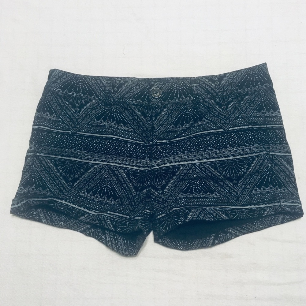 🔥American Eagle Outfitters midi shorts